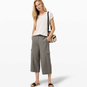 Wide-Leg Cropped Cargo Pants in Olive